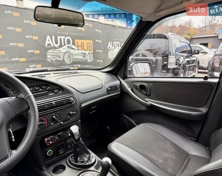 Черный Шевроле Нива, объемом двигателя 1.8 л и пробегом 90 тыс. км за 6700 $, фото 11 на Automoto.ua