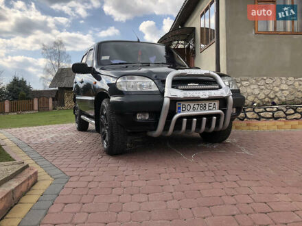 Черный Шевроле Нива, объемом двигателя 1.7 л и пробегом 158 тыс. км за 5200 $, фото 1 на Automoto.ua