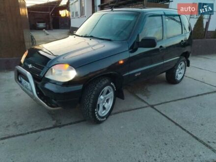 Черный Шевроле Нива, объемом двигателя 1.69 л и пробегом 180 тыс. км за 3300 $, фото 1 на Automoto.ua
