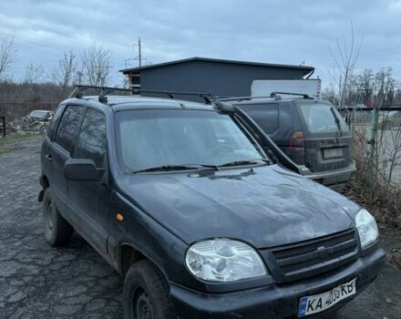 Черный Шевроле Нива, объемом двигателя 1.7 л и пробегом 200 тыс. км за 1307 $, фото 1 на Automoto.ua