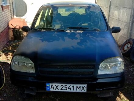 Черный Шевроле Нива, объемом двигателя 1.7 л и пробегом 250 тыс. км за 2400 $, фото 1 на Automoto.ua