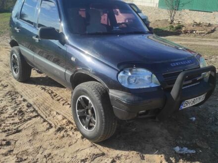 Черный Шевроле Нива, объемом двигателя 1.7 л и пробегом 235 тыс. км за 4200 $, фото 1 на Automoto.ua