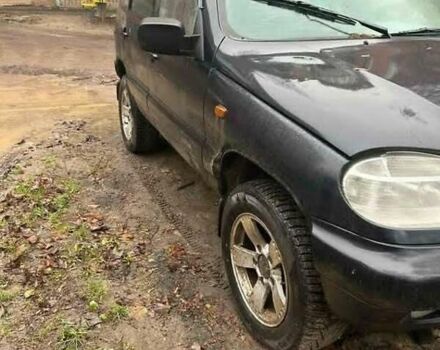 Черный Шевроле Нива, объемом двигателя 1.7 л и пробегом 300 тыс. км за 4000 $, фото 1 на Automoto.ua