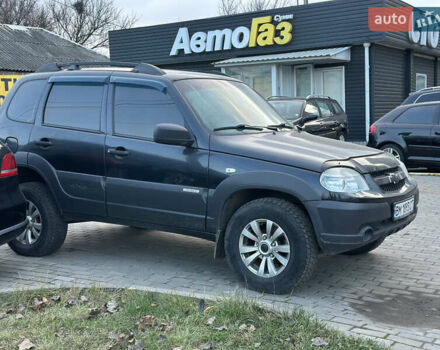 Черный Шевроле Нива, объемом двигателя 1.69 л и пробегом 118 тыс. км за 7500 $, фото 1 на Automoto.ua