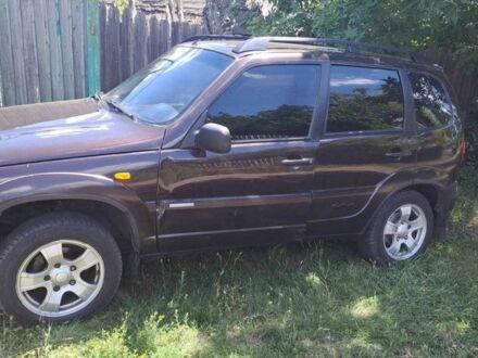 Коричневый Шевроле Нива, объемом двигателя 1.7 л и пробегом 190 тыс. км за 4000 $, фото 1 на Automoto.ua