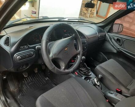 Серый Шевроле Нива, объемом двигателя 1.7 л и пробегом 180 тыс. км за 4500 $, фото 6 на Automoto.ua