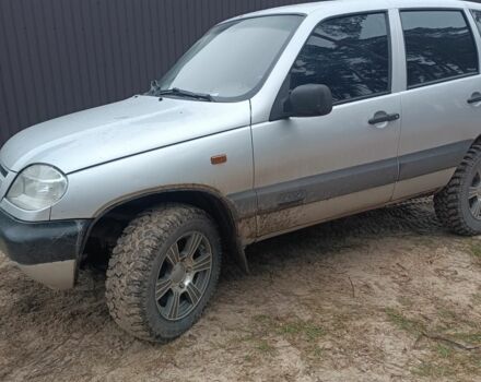 Серый Шевроле Нива, объемом двигателя 1.7 л и пробегом 193 тыс. км за 3200 $, фото 2 на Automoto.ua