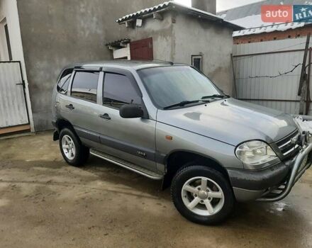 Серый Шевроле Нива, объемом двигателя 1.7 л и пробегом 180 тыс. км за 4500 $, фото 2 на Automoto.ua