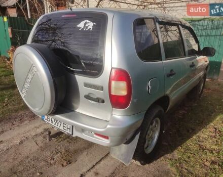Серый Шевроле Нива, объемом двигателя 1.69 л и пробегом 226 тыс. км за 3700 $, фото 2 на Automoto.ua