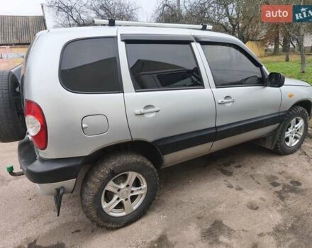 Серый Шевроле Нива, объемом двигателя 1.69 л и пробегом 140 тыс. км за 4000 $, фото 9 на Automoto.ua