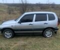 Серый Шевроле Нива, объемом двигателя 1.7 л и пробегом 180 тыс. км за 3600 $, фото 2 на Automoto.ua