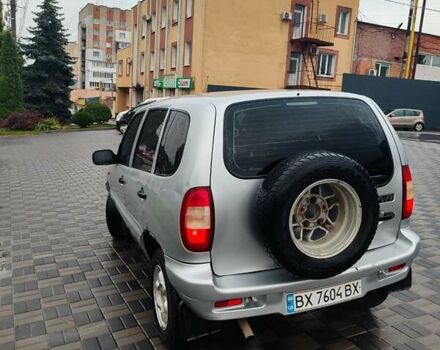 Серый Шевроле Нива, объемом двигателя 1.7 л и пробегом 250 тыс. км за 3000 $, фото 8 на Automoto.ua