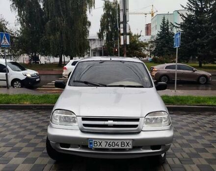 Серый Шевроле Нива, объемом двигателя 1.7 л и пробегом 250 тыс. км за 3000 $, фото 2 на Automoto.ua