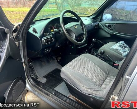 Серый Шевроле Нива, объемом двигателя 1.7 л и пробегом 195 тыс. км за 3300 $, фото 7 на Automoto.ua