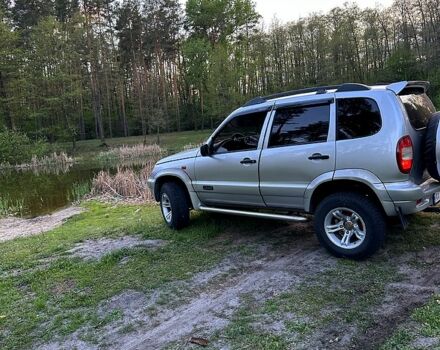 Серый Шевроле Нива, объемом двигателя 1.7 л и пробегом 200 тыс. км за 4500 $, фото 2 на Automoto.ua