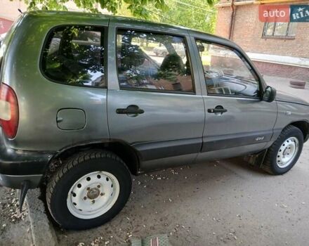 Серый Шевроле Нива, объемом двигателя 1.69 л и пробегом 148 тыс. км за 3500 $, фото 2 на Automoto.ua