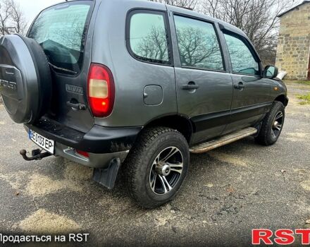 Серый Шевроле Нива, объемом двигателя 1.7 л и пробегом 195 тыс. км за 3300 $, фото 4 на Automoto.ua
