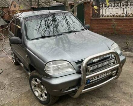 Серый Шевроле Нива, объемом двигателя 1.69 л и пробегом 280 тыс. км за 4500 $, фото 1 на Automoto.ua