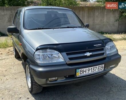 Серый Шевроле Нива, объемом двигателя 1.7 л и пробегом 228 тыс. км за 3900 $, фото 1 на Automoto.ua