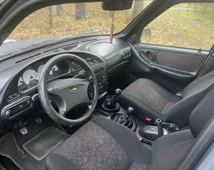 Сірий Шевроле Нива, об'ємом двигуна 1.7 л та пробігом 250 тис. км за 3500 $, фото 5 на Automoto.ua