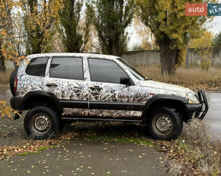 Сірий Шевроле Нива, об'ємом двигуна 1.7 л та пробігом 300 тис. км за 2999 $, фото 5 на Automoto.ua