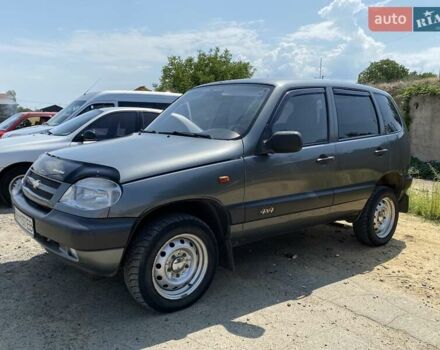 Серый Шевроле Нива, объемом двигателя 1.7 л и пробегом 228 тыс. км за 3900 $, фото 3 на Automoto.ua