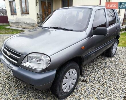Серый Шевроле Нива, объемом двигателя 1.7 л и пробегом 153 тыс. км за 3800 $, фото 2 на Automoto.ua
