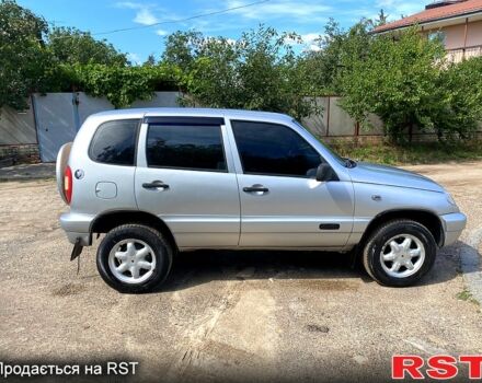 Серый Шевроле Нива, объемом двигателя 1.7 л и пробегом 200 тыс. км за 3350 $, фото 1 на Automoto.ua