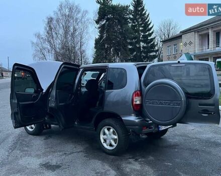 Сірий Шевроле Нива, об'ємом двигуна 1.7 л та пробігом 201 тис. км за 3999 $, фото 55 на Automoto.ua