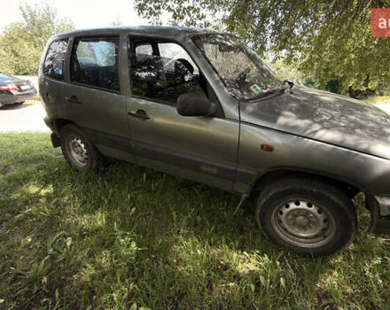 Серый Шевроле Нива, объемом двигателя 1.69 л и пробегом 250 тыс. км за 3300 $, фото 1 на Automoto.ua