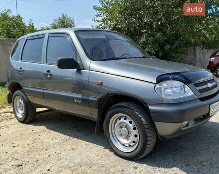 Серый Шевроле Нива, объемом двигателя 1.7 л и пробегом 228 тыс. км за 3900 $, фото 2 на Automoto.ua