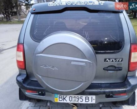 Серый Шевроле Нива, объемом двигателя 1.7 л и пробегом 200 тыс. км за 3600 $, фото 2 на Automoto.ua