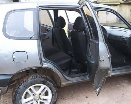 Шевроле Нива 2006 в Кролевце на Automoto.ua Серый Шевроле Нива, объемом двигателя 1.7 л и пробегом 154 тыс. км за 5200 $, фото 10 на Automoto.ua