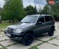 Серый Шевроле Нива, объемом двигателя 1.69 л и пробегом 230 тыс. км за 2600 $, фото 1 на Automoto.ua