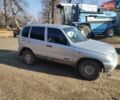Серый Шевроле Нива, объемом двигателя 1.7 л и пробегом 100 тыс. км за 2500 $, фото 1 на Automoto.ua
