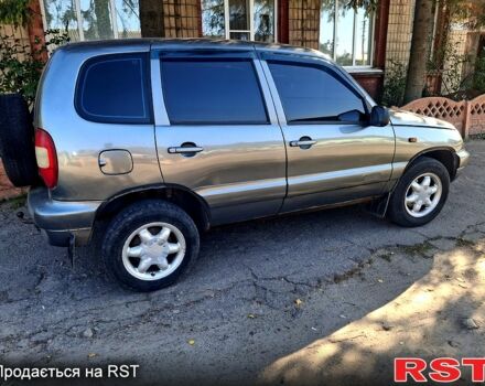 Серый Шевроле Нива, объемом двигателя 1.7 л и пробегом 200 тыс. км за 3300 $, фото 2 на Automoto.ua