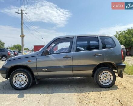 Серый Шевроле Нива, объемом двигателя 1.7 л и пробегом 228 тыс. км за 3900 $, фото 4 на Automoto.ua