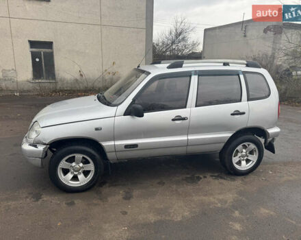 Сірий Шевроле Нива, об'ємом двигуна 1.69 л та пробігом 200 тис. км за 3200 $, фото 1 на Automoto.ua