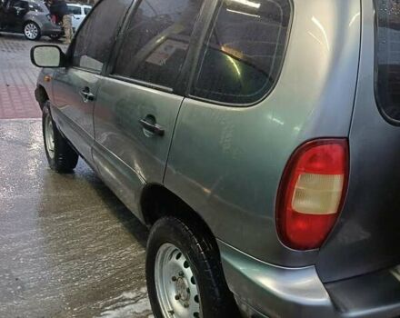 Серый Шевроле Нива, объемом двигателя 1.7 л и пробегом 213 тыс. км за 3500 $, фото 3 на Automoto.ua