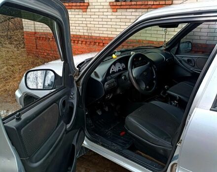 Серый Шевроле Нива, объемом двигателя 1.7 л и пробегом 300 тыс. км за 4500 $, фото 4 на Automoto.ua