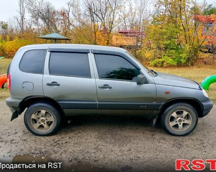 Серый Шевроле Нива, объемом двигателя 1.7 л и пробегом 185 тыс. км за 4500 $, фото 1 на Automoto.ua
