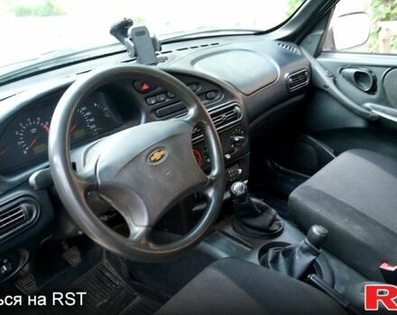 Серый Шевроле Нива, объемом двигателя 1.7 л и пробегом 233 тыс. км за 3600 $, фото 5 на Automoto.ua