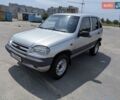 Серый Шевроле Нива, объемом двигателя 1.7 л и пробегом 170 тыс. км за 3500 $, фото 1 на Automoto.ua