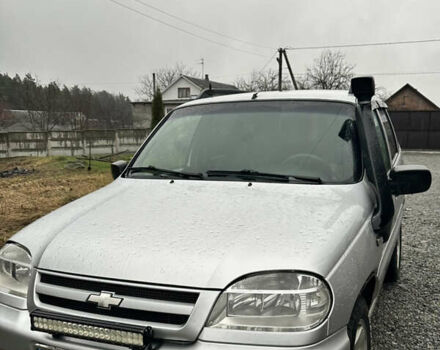 Серый Шевроле Нива, объемом двигателя 1.69 л и пробегом 277 тыс. км за 5200 $, фото 1 на Automoto.ua