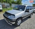Серый Шевроле Нива, объемом двигателя 1.69 л и пробегом 150 тыс. км за 4450 $, фото 1 на Automoto.ua