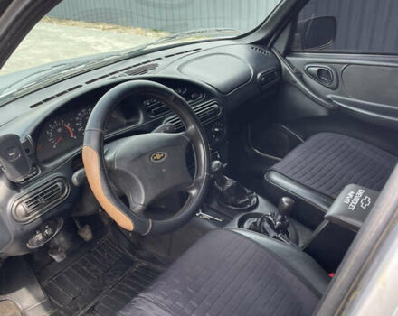 Серый Шевроле Нива, объемом двигателя 1.7 л и пробегом 140 тыс. км за 3800 $, фото 5 на Automoto.ua