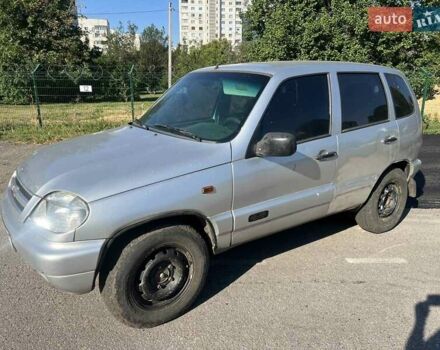 Серый Шевроле Нива, объемом двигателя 1.69 л и пробегом 380 тыс. км за 2700 $, фото 2 на Automoto.ua