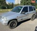 Серый Шевроле Нива, объемом двигателя 1.69 л и пробегом 380 тыс. км за 2700 $, фото 2 на Automoto.ua