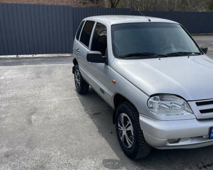 Серый Шевроле Нива, объемом двигателя 1.7 л и пробегом 140 тыс. км за 3800 $, фото 2 на Automoto.ua