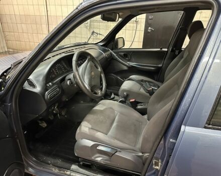 Сірий Шевроле Нива, об'ємом двигуна 1.7 л та пробігом 200 тис. км за 4600 $, фото 7 на Automoto.ua